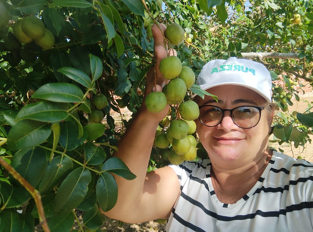 Empreendedora posa ao lado de umbuzeiro na cidade de Pureza